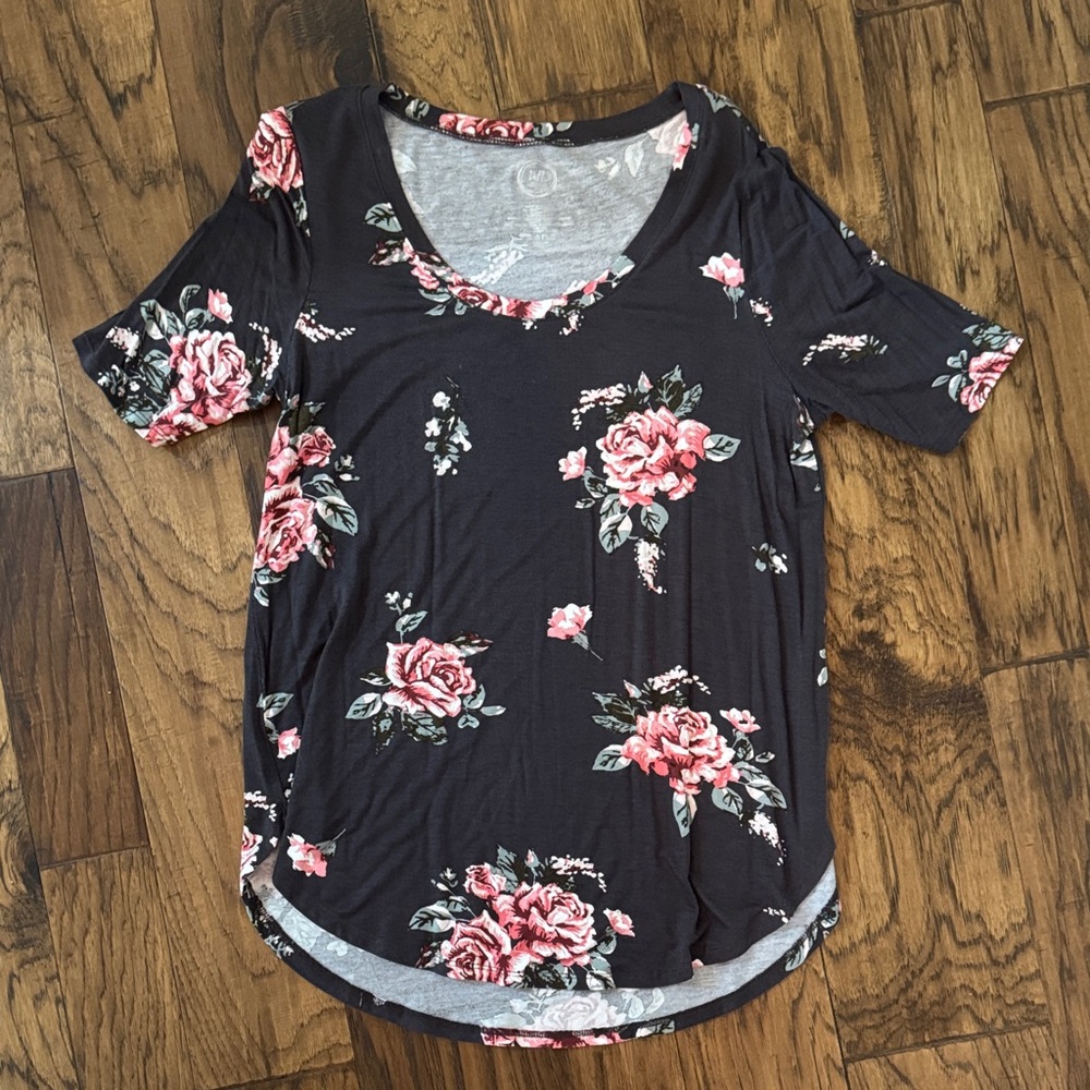 Maurices Dark Charcoal Gray Floral Short Sleeve Top